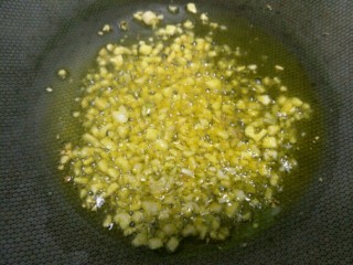 3、蒜蓉粉丝金针菇,锅内就少许油烧热，加入蒜末小火炒香