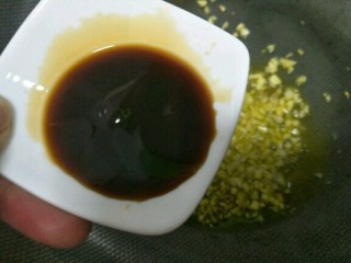 4、蒜蓉粉丝金针菇,蒜末炒变色时，放入葱花、放入生抽、耗油、白糖、食盐，进行调味～