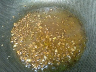 5、蒜蓉粉丝金针菇,最后加入少许清水，煮沸即可关火～