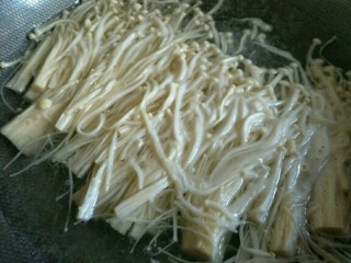 6、蒜蓉粉丝金针菇,蒜蓉汁变好后，放一旁备用～金针菇去根并清洗干净，焯水后捞出～