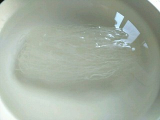 7、蒜蓉粉丝金针菇,粉丝用凉水将其泡软～