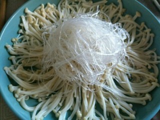 8、蒜蓉粉丝金针菇,将金针菇和粉丝摆入盘中～