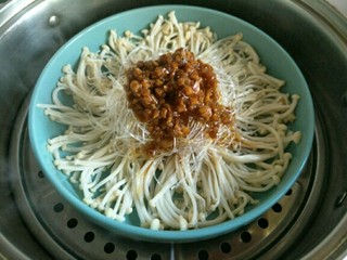 9、蒜蓉粉丝金针菇,将蒜蓉汁淋在上面，然后上锅蒸10-15分钟即可出锅～