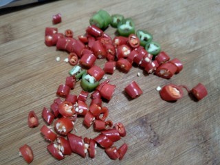10、蒜蓉粉丝金针菇,将小米辣和杭椒切碎～