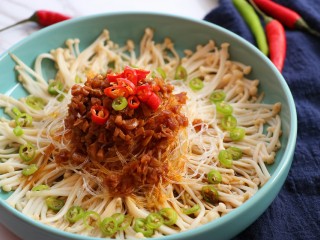 11、蒜蓉粉丝金针菇,出锅后，将小米辣和杭椒撒在上面即可上桌啦～
