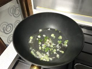 8、家常小炒韭菜香干,再爆香葱花。