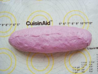 11、紫薯软欧包,捏紧封口。