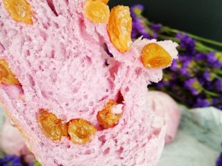 18、紫薯软欧包,内部组织口感细腻。