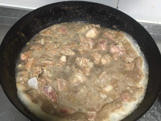 3、东北 炖牛肉,煮至变色