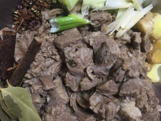 5、东北 炖牛肉,放料酒 葱 香叶 酱油 桂皮 姜 白胡椒 盐 花卷面腌制半小时 