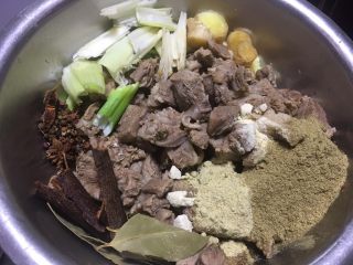 6、东北 炖牛肉,搅拌均匀