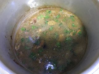 8、东北 炖牛肉,入高压锅放水压15分钟