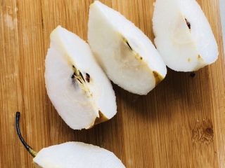 3、苹果雪梨汤,切成几瓣