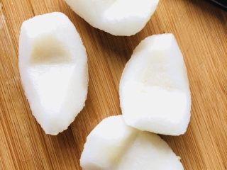 4、苹果雪梨汤,雪梨去芯去籽，可以用挖勺或者刀去除。