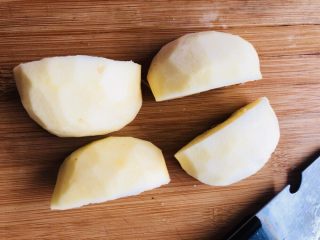 7、苹果雪梨汤,切成几瓣