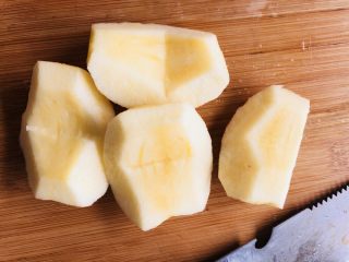 8、苹果雪梨汤,苹果也切除籽和芯