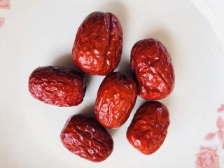10、苹果雪梨汤,红枣洗净备用