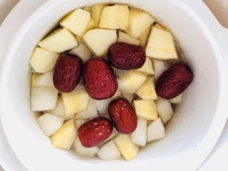 13、苹果雪梨汤,放入红枣