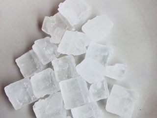 16、苹果雪梨汤,称量冰糖备用，苹果和梨本身有甜味，糖量可以根据喜好增减。