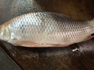 1、百香果水煮鱼(向往的生活同款),准备鱼一条去内脏，啥鱼都行，刺少就行。