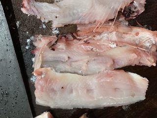 2、百香果水煮鱼(向往的生活同款),去头尾去鱼身，我这鱼速冻一天就不行了，建议大家一定要用新鲜鱼。