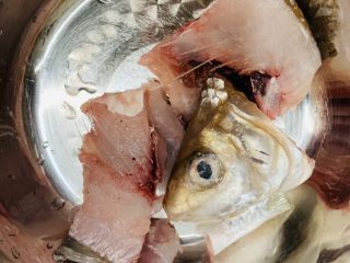 3、百香果水煮鱼(向往的生活同款),鱼身骨切段，和头尾放一起。