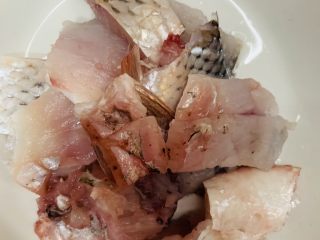 4、百香果水煮鱼(向往的生活同款),剩下鱼身肉切小段，新鲜鱼就切片。