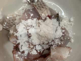 5、百香果水煮鱼(向往的生活同款),加入淀粉。