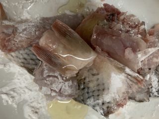6、百香果水煮鱼(向往的生活同款),用手抓均匀倒入少许食用油。