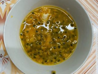 7、百香果水煮鱼(向往的生活同款),百香果挖出果肉备用。