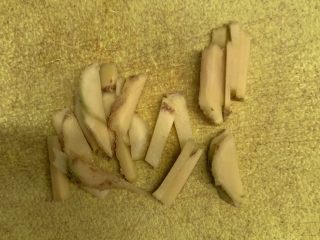 8、百香果水煮鱼(向往的生活同款),姜切小段，只要不切碎，你切片切丝都行。