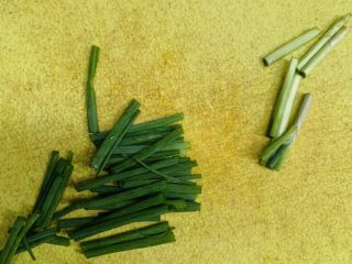 11、百香果水煮鱼(向往的生活同款),葱切段。