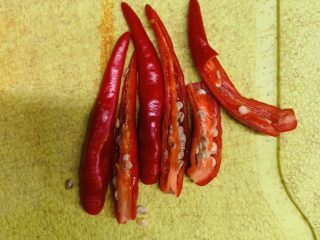 10、百香果水煮鱼(向往的生活同款),红辣椒对半切开。