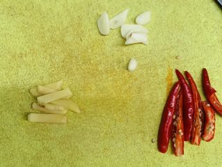 13、百香果水煮鱼(向往的生活同款),一半姜一半蒜和红辣椒放一起，这是是煮百香果的料。