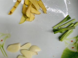 14、百香果水煮鱼(向往的生活同款),葱段要葱白和剩下的姜蒜放一起，这是鱼骨的料。