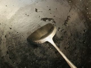 15、百香果水煮鱼(向往的生活同款),锅洗净。