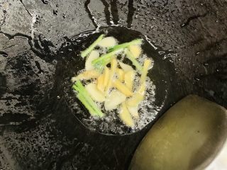 17、百香果水煮鱼(向往的生活同款),放入鱼骨的料轻轻翻炒。