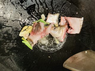 19、百香果水煮鱼(向往的生活同款),葱姜爆香后放入鱼骨轻轻煎它。