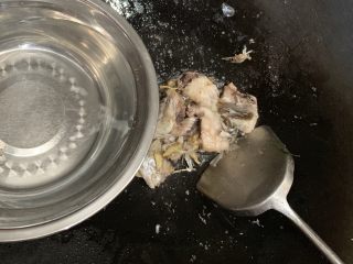 20、百香果水煮鱼(向往的生活同款),鱼骨煎至金黄加入一半水。