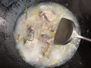 21、百香果水煮鱼(向往的生活同款),盖盖子煮3分钟，看到鱼汤浓白就可以了。