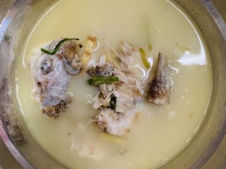 22、百香果水煮鱼(向往的生活同款),装盘备用。