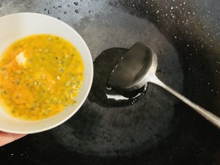 23、百香果水煮鱼(向往的生活同款),锅重新洗净开小火倒入少许食用油。