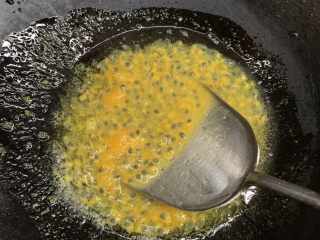 24、百香果水煮鱼(向往的生活同款),冷油下百香果果肉。