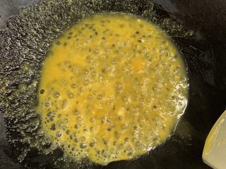 25、百香果水煮鱼(向往的生活同款),轻轻翻炒直到果肉煮开冒泡。