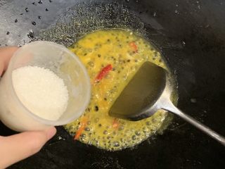 27、百香果水煮鱼(向往的生活同款),加入白糖。