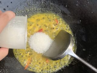 28、百香果水煮鱼(向往的生活同款),边倒边轻轻搅拌。