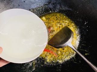 29、百香果水煮鱼(向往的生活同款),直到果肉金黄加入剩下的水。