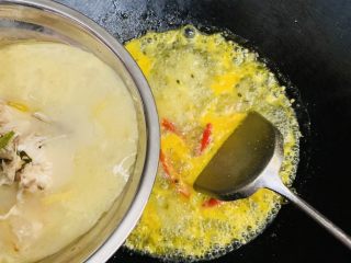 30、百香果水煮鱼(向往的生活同款),转大火煮开后再倒入鱼骨的汤水。