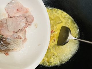 31、百香果水煮鱼(向往的生活同款),再次煮开倒鱼肉。