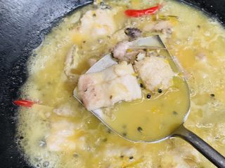 32、百香果水煮鱼(向往的生活同款),煮2分钟左右鱼肉发白变色就可以了。